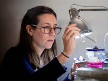 Bona Calvi orafa autrice di minisculture nel suo laboratorio di Milano