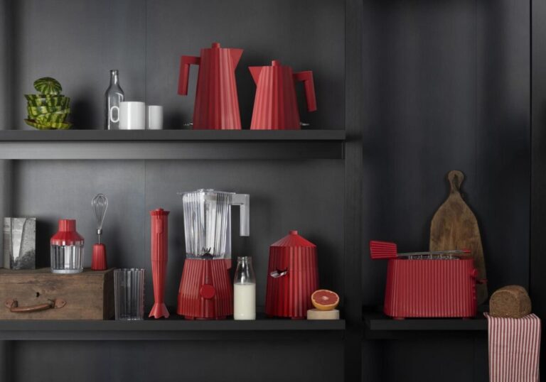 ALESSI_ PLISSE'_design MICHELE DE LUCCHI_ RED_ ph credits Alessi Archive_1