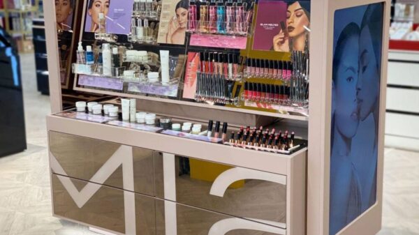 Espositore Mia Cosmetics in store COIN