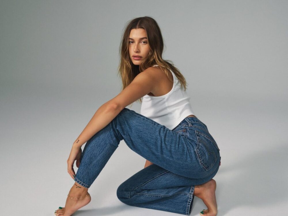 Hailey Bieber indossa il nuovo modello Levi’s® 501 90s