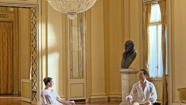 Kartell celebra 20 anni della sua sedia trasparente alla Scala di Milano