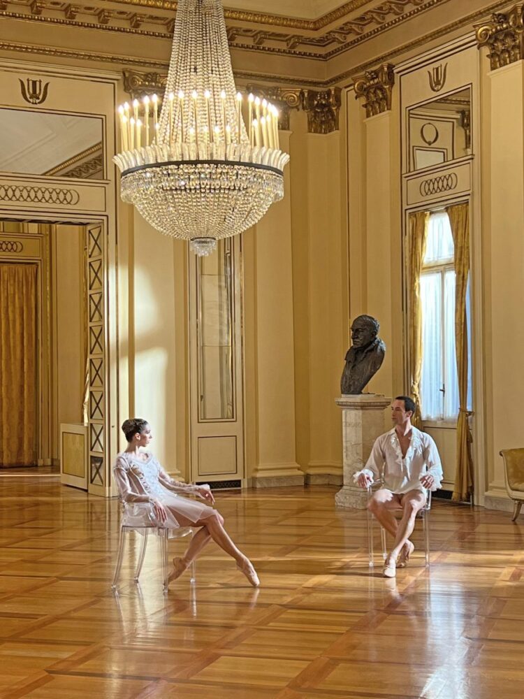 Kartell celebra 20 anni della sua sedia trasparente alla Scala di Milano