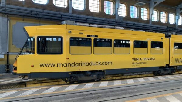 Tram Mandarina Duck Milano campagna SS 2023