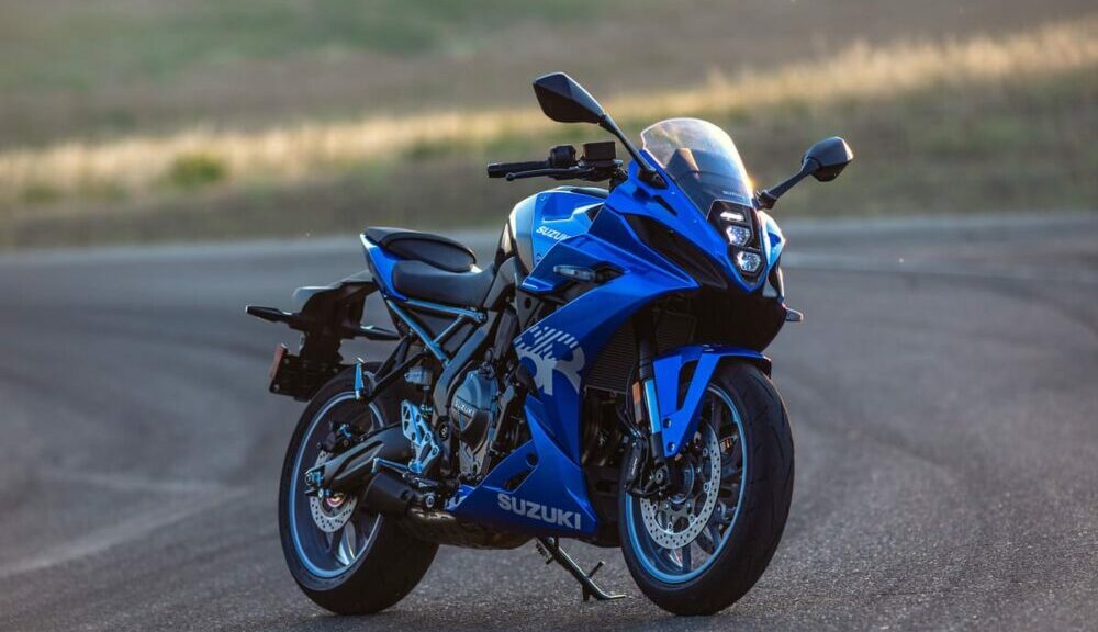 Suzuki_gsx_8_r-action