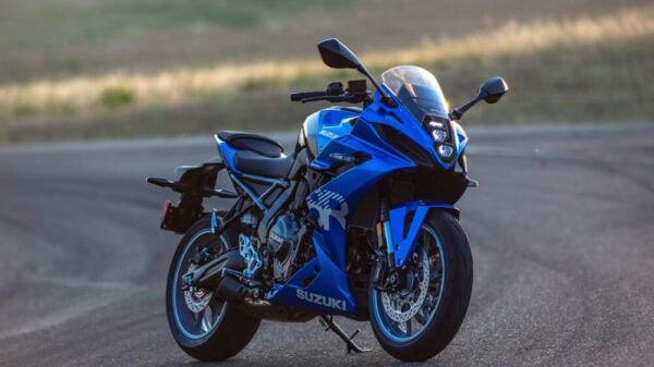 Suzuki_gsx_8_r-action