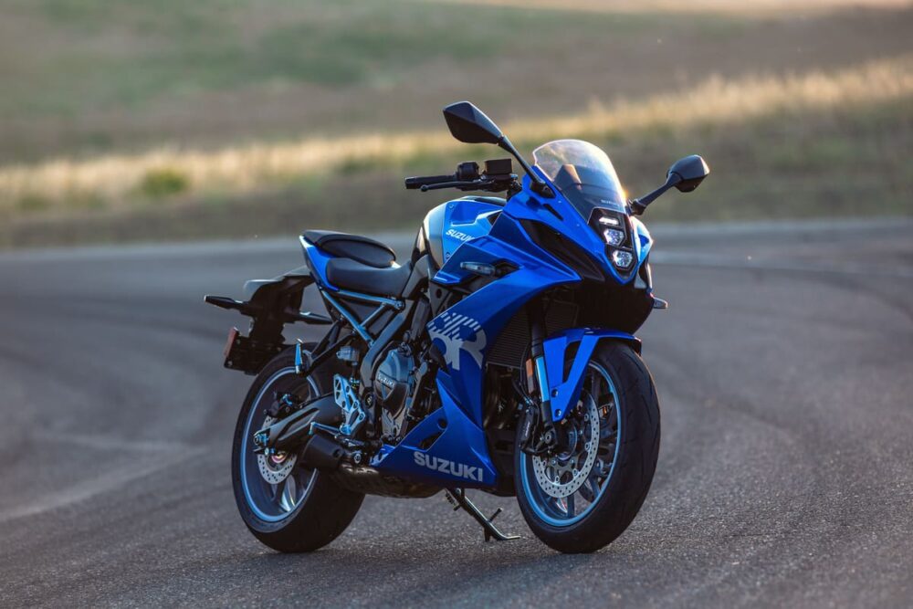 Suzuki_gsx_8_r-action