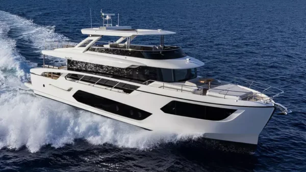 Le placche Vimar, serie Eikon Evo, in cristallo bianco diamante a bordo dello Abolute Navetta 75