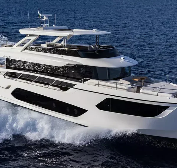 Le placche Vimar, serie Eikon Evo, in cristallo bianco diamante a bordo dello Abolute Navetta 75