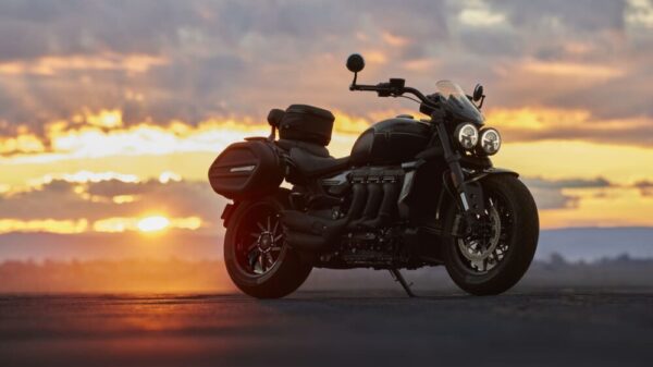 NUOVE_TRIUMPH_ROCKET_3_STORM (