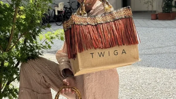 Cinzia Macchi fondatrice de LaMILANESA con la Twiga Bag