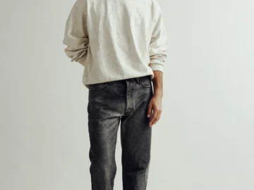 Cycle Jeans SS 25 - Indossato_felpa e denim trattati manualmente con una nuova pasta materica effetto gesso