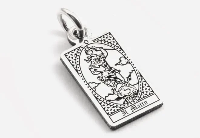 Nove25_PENDENTE CARTA TAROCCHI IL MATTO argento brunito € 48_