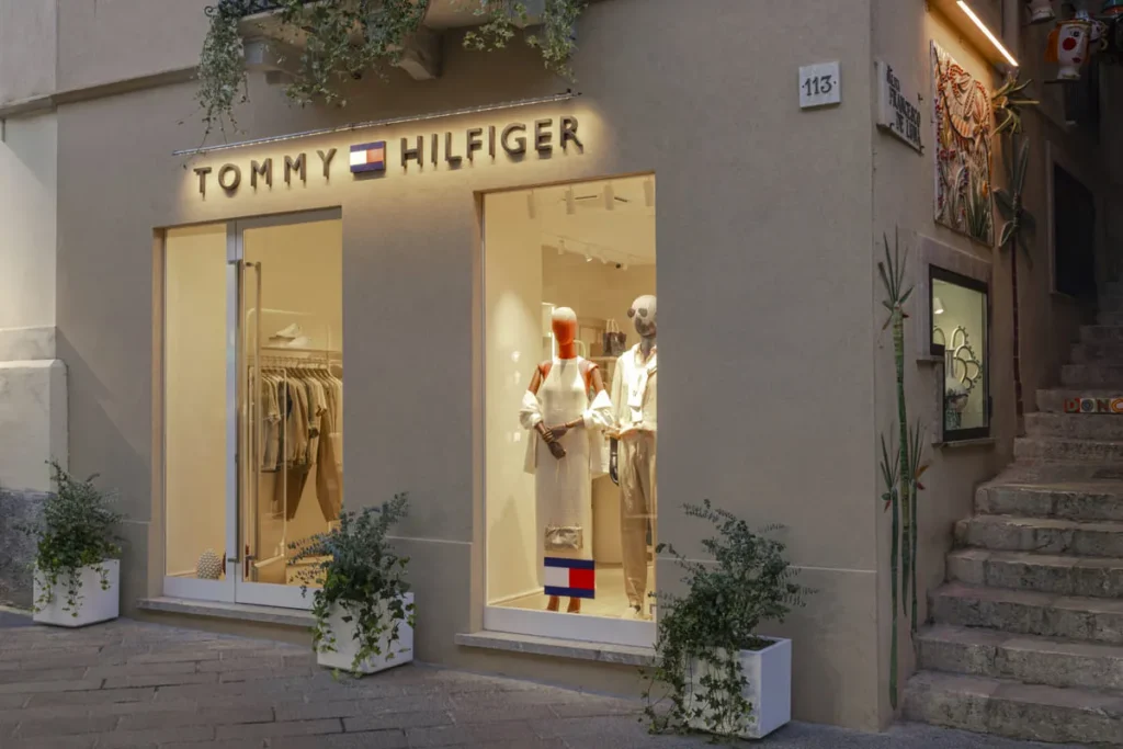 Nuovo negozio Tommy Hilfiger a Taormina giugno 2024