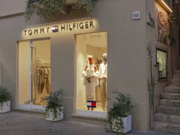 Nuovo negozio Tommy Hilfiger a Taormina giugno 2024