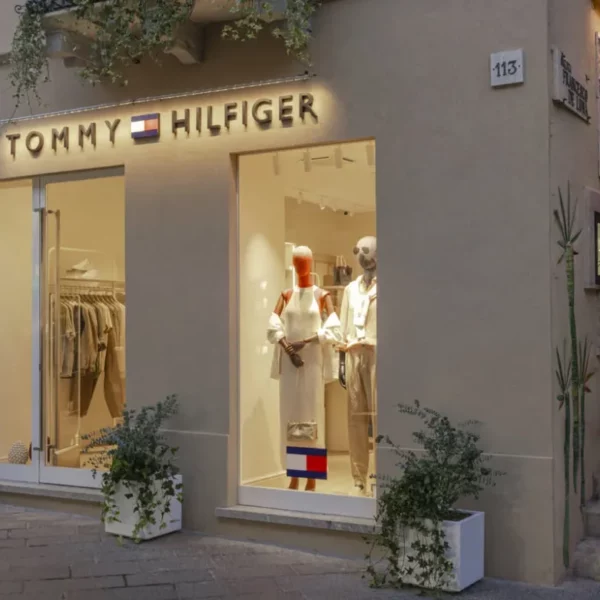 Nuovo negozio Tommy Hilfiger a Taormina giugno 2024