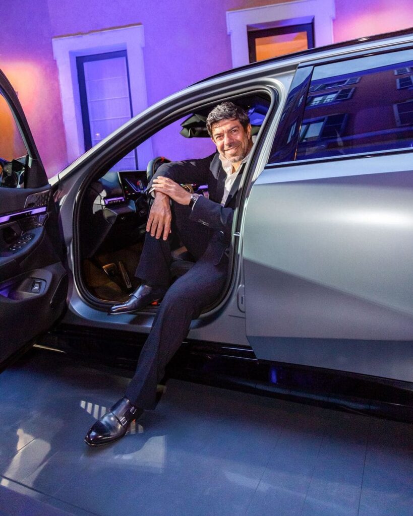 Pierfrancesco Favino testimonial della collezione Santoni X New BMW serie 5 Touring