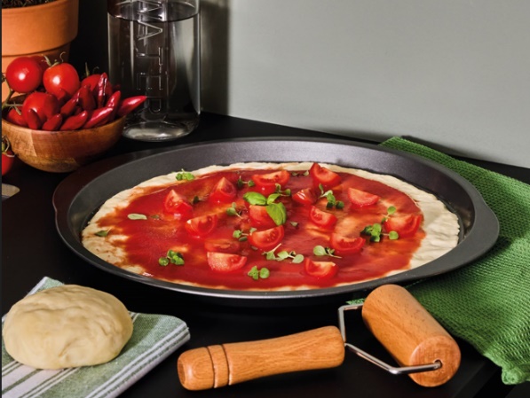 teglia pizza rotonda della linea cookware Pure Roq Bakeware di Tognana