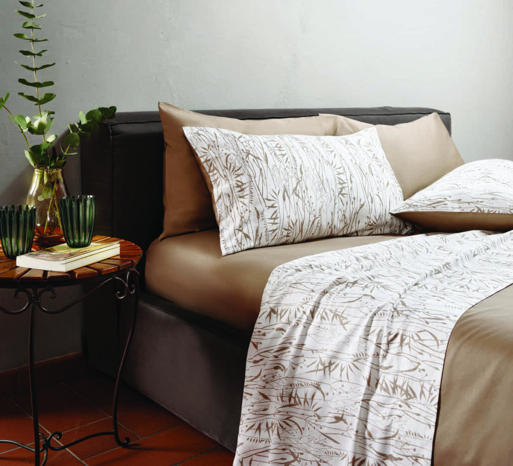 Biancheria letto_GUZZINI_OSAMA COMPLETO LETTO LINEA BOTANICAL SHADE_STAMPA COUNTRY VIBES_COL. ROASTED CASHEW_