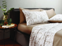 Biancheria letto_GUZZINI_OSAMA COMPLETO LETTO LINEA BOTANICAL SHADE_STAMPA COUNTRY VIBES_COL. ROASTED CASHEW_