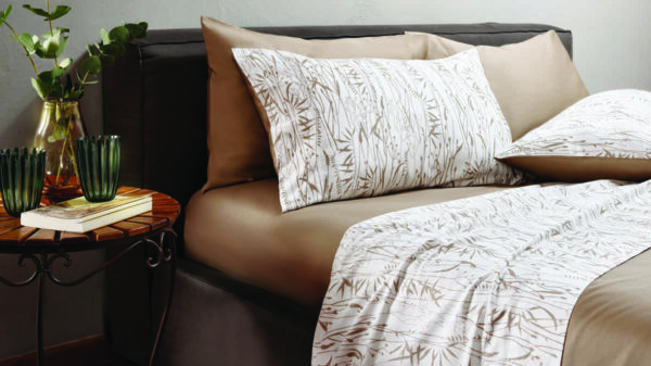 Biancheria letto_GUZZINI_OSAMA COMPLETO LETTO LINEA BOTANICAL SHADE_STAMPA COUNTRY VIBES_COL. ROASTED CASHEW_