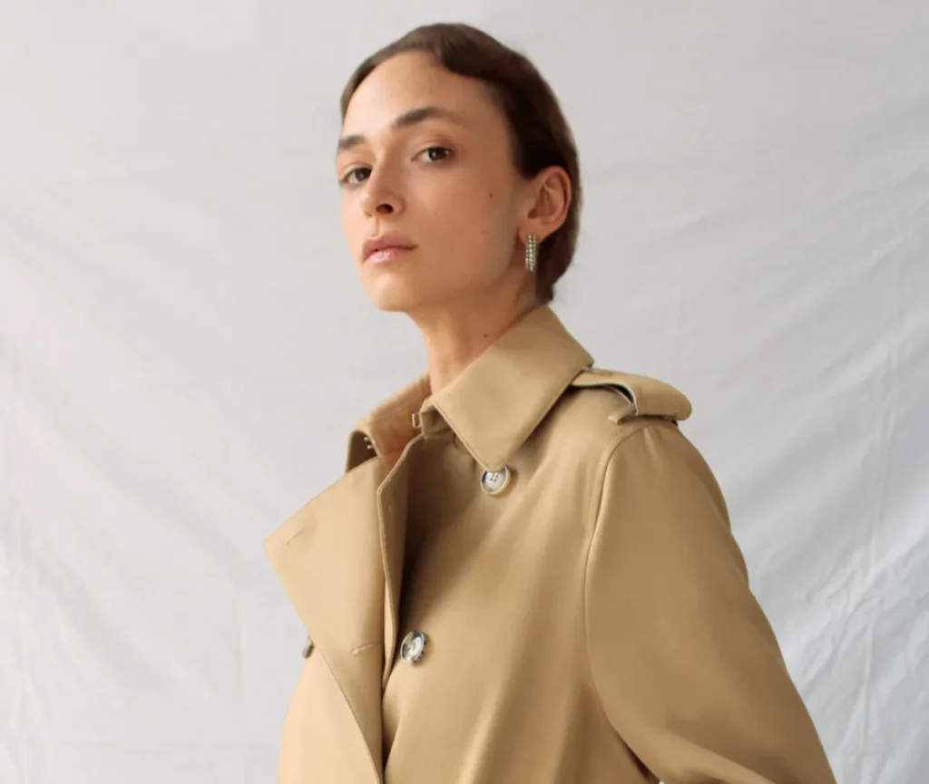 La Signora del Trench Coat Olivia Nausner presenta la campagna FW 2024-25