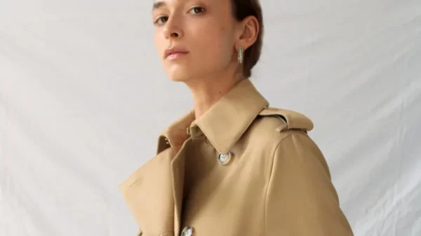 La Signora del Trench Coat Olivia Nausner presenta la campagna FW 2024-25