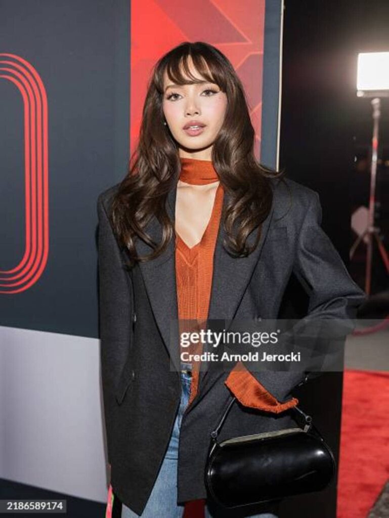 Lisa Blackpink del cast de The Gladiator II in look Ferrari al Gran Premio di Las Vegas