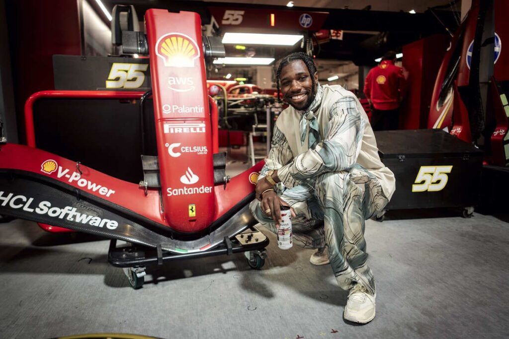 Noah Lyles del cast de The Gladiator II in look Ferrari al Gran Premio di Las Vegas