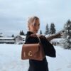 La top model Lena Gercke indossa la nuova borsa Coccinelle C-ME tonalità Cuir