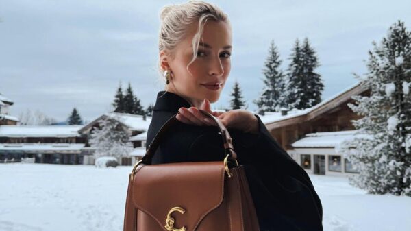 La top model Lena Gercke indossa la nuova borsa Coccinelle C-ME tonalità Cuir