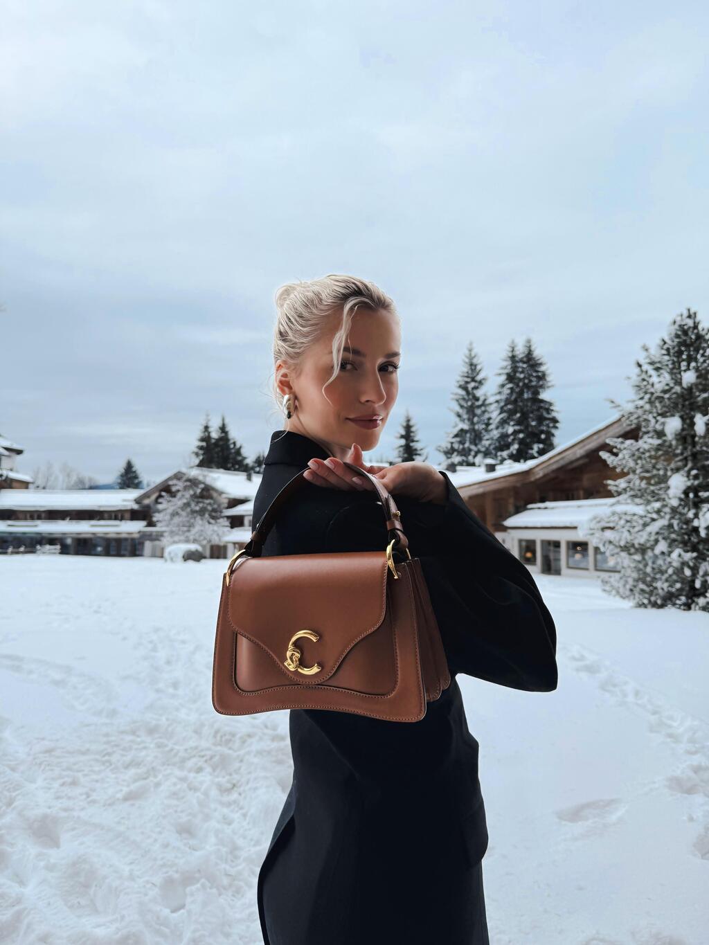 La top model Lena Gercke indossa la nuova borsa Coccinelle C-ME tonalità Cuir