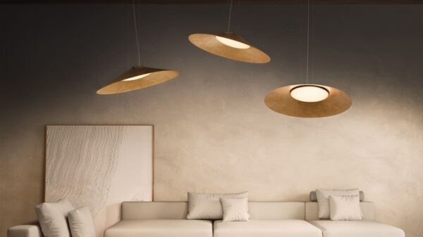 Le lampade KATE SUSPENSION illuminano lo stand Kdln a Maison&Objet 2025