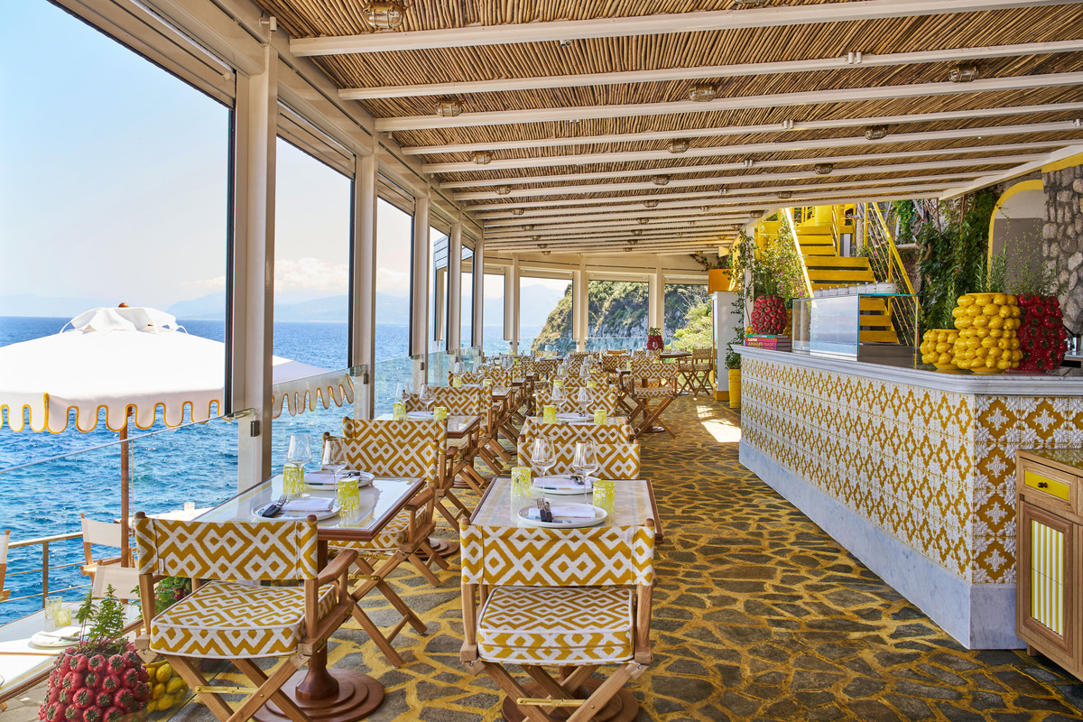 a-Ma-Re Capri al Nettuno Beach, Girardi realizza un ristorante-terrazza che affaccia direttamente sul blu della Grotta Azzurra a Capri