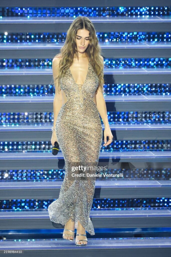 Clara a Sanremo 2025 indossa un sandalo Rene Caovilla - photo credit Daniele Venturelli/Getty Images 