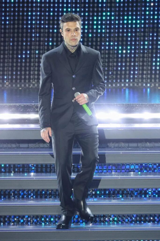 Fedez in Versace alla prima serata del Festival di Sanremo 2025. Photo Credit Getty Images 