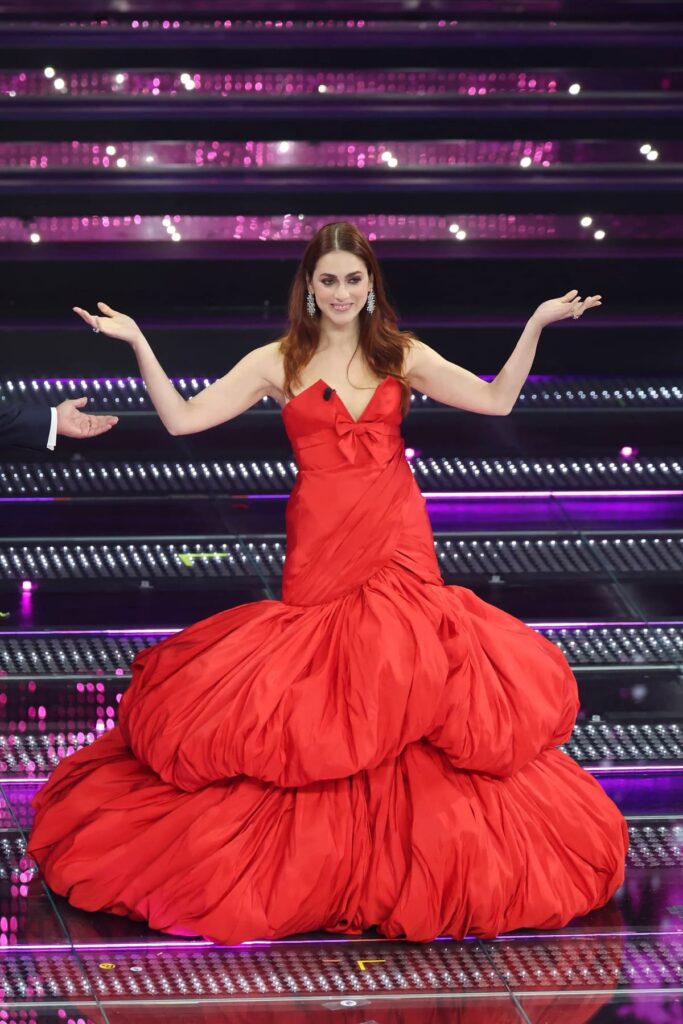 Miriam Leone. il secondo abito della terza serata del Festival di Sanremo è di Giambattista Valli