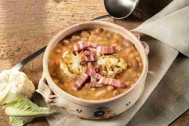 Zuppa di legumi con cavolfiore brasato e pancetta affumicata