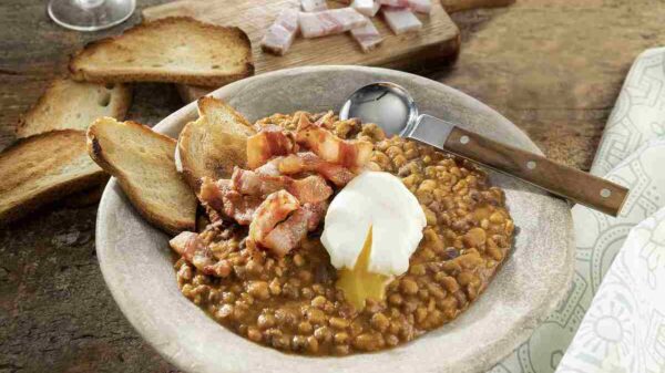 Zuppa di legumi, uovo poché e tagliette di guanciale