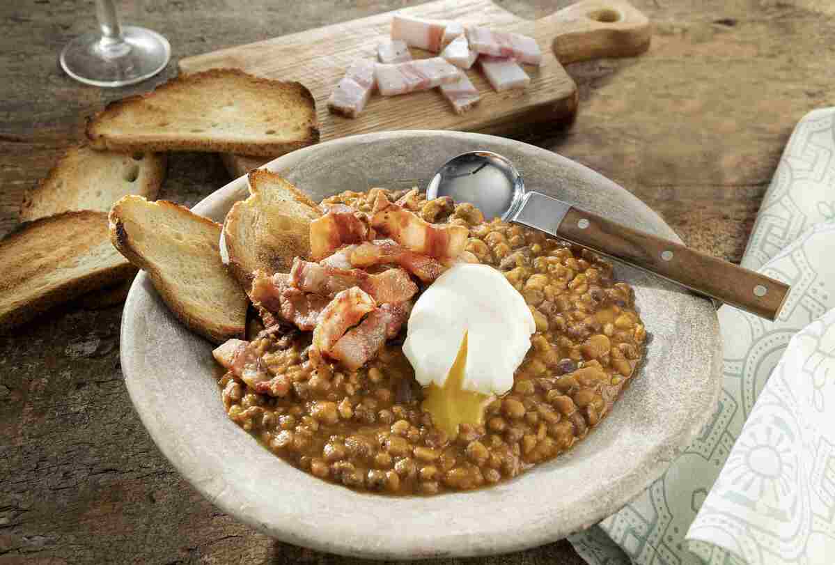 Zuppa di legumi, uovo poché e tagliette di guanciale